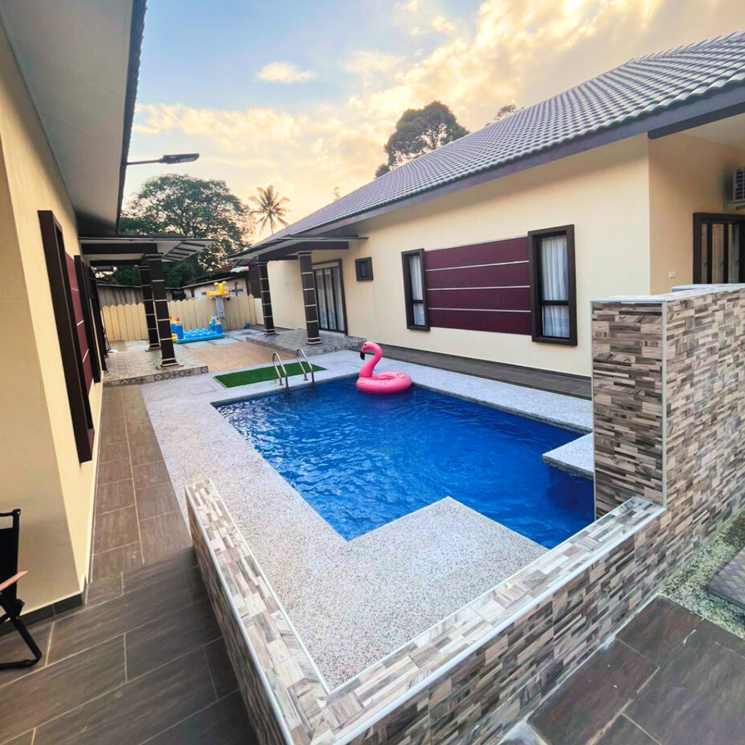 Kolam renang Rimba Homestay waktu senja